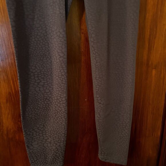 Beyond Yoga Leggings Gray Feline Jacquard Shadow High Waisted Midi Women's Small - Picture 4 of 8